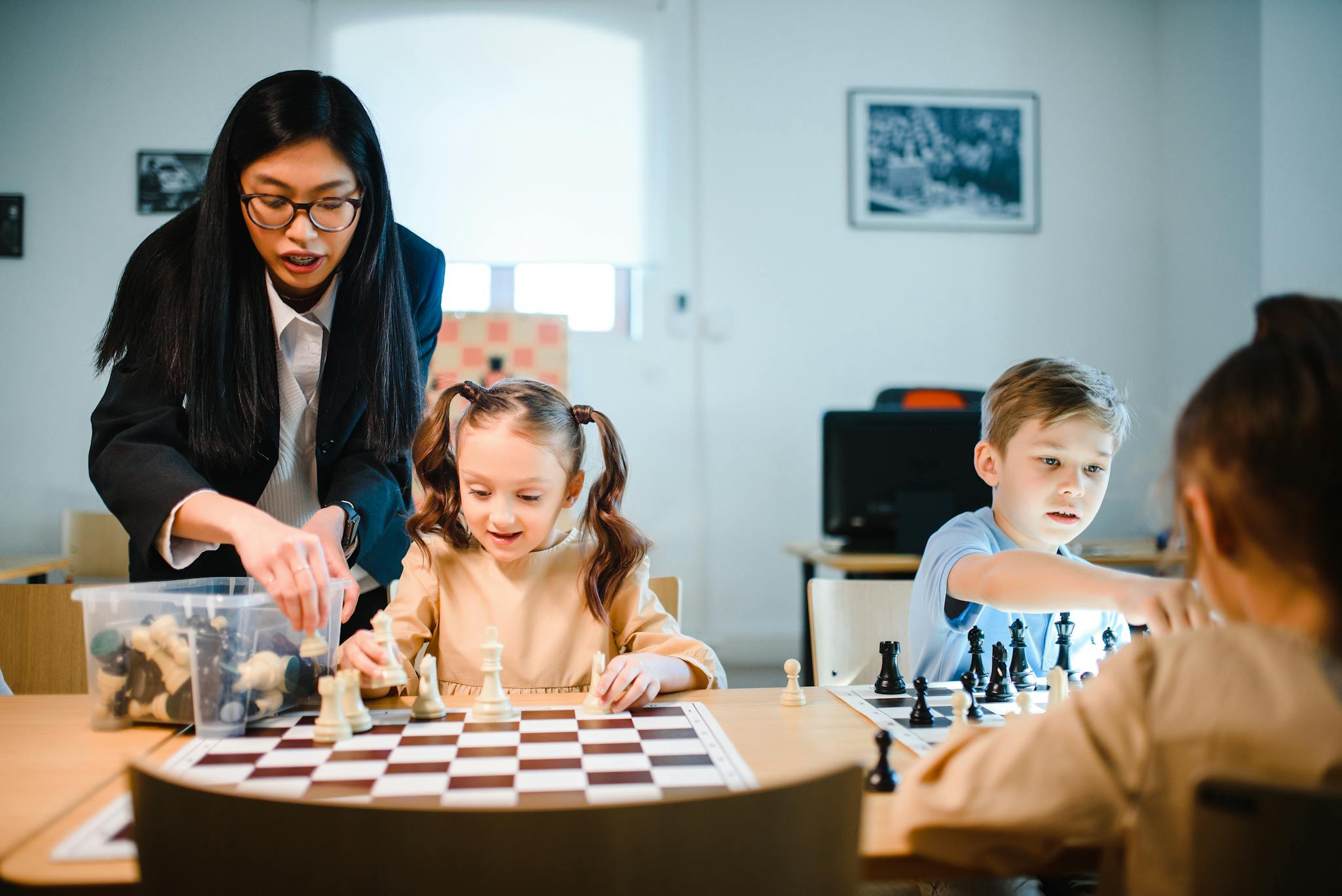 Students playing chess is a bit like a brain training critical thinking
